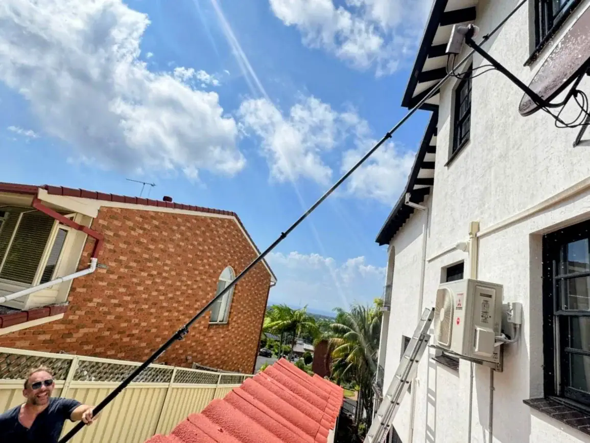 Water-fed pole cleaning exterior upper windows